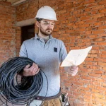 Что происходит внутри стены, когда ты сверлишь «просто чуть-чуть»